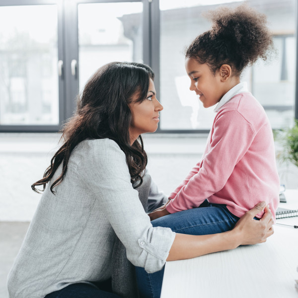 Wenn Kinder lügen: Warum sie es tun und wie man richtig darauf reagiert.