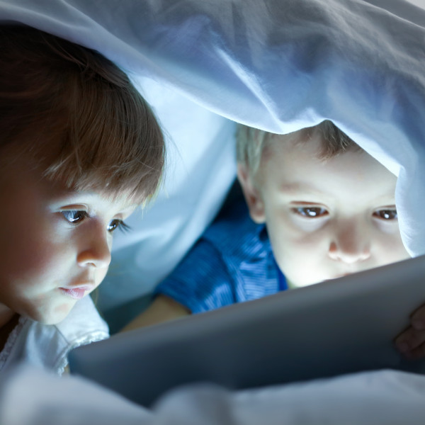 Fernseher, Smartphone, Tablet – Ab welchem Alter und wie lange?