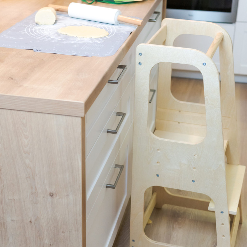 Mitwachsender Lernturm für Kinder mit höhenverstellbarer Stufe