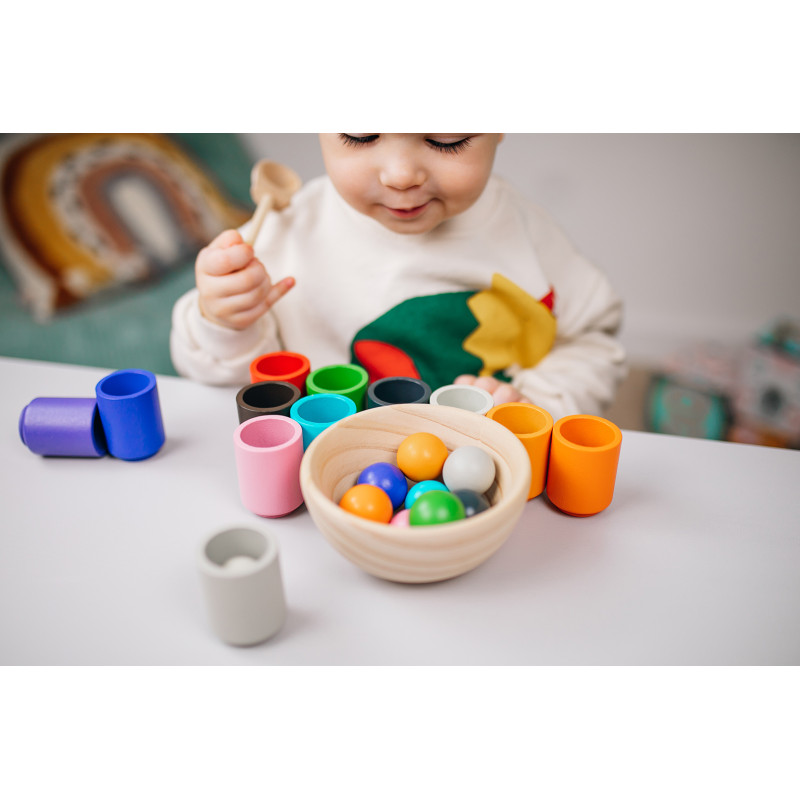 Montessori-Kugeln und Becher Montessori-Kugeln und Becher