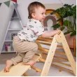 Das Pikler-Dreieck hilft Kindern, ihre motorischen Grenzen sicher zu entdecken und weiterzuentwickeln. Das Pikler-Dreieck hilft Kindern, ihre motorischen Grenzen sicher zu entdecken und weiterzuentwickeln.