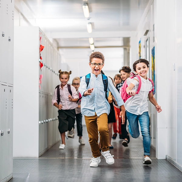 Kinder laufen auf dem Flur in der Schule