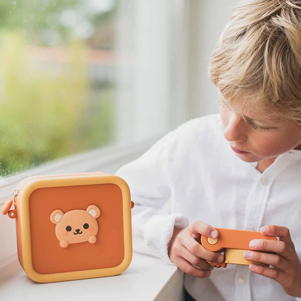 Kind mit Kamera