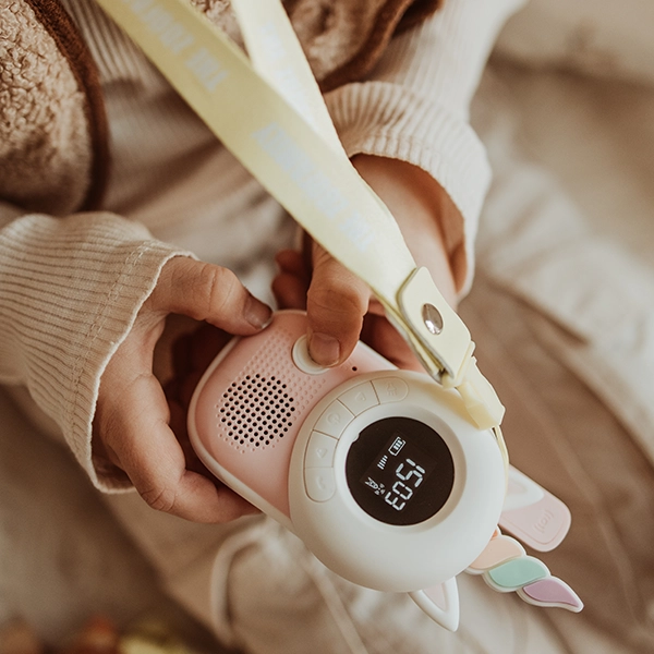 Kind mit Walkie-Talkie