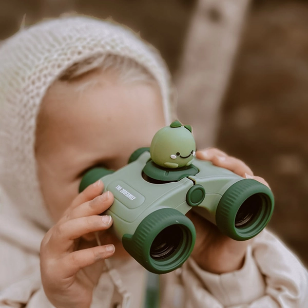 Kind mit Fernglas